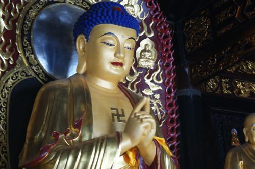 das Zeichen auf der Brust des Buddha bedeutet Glück